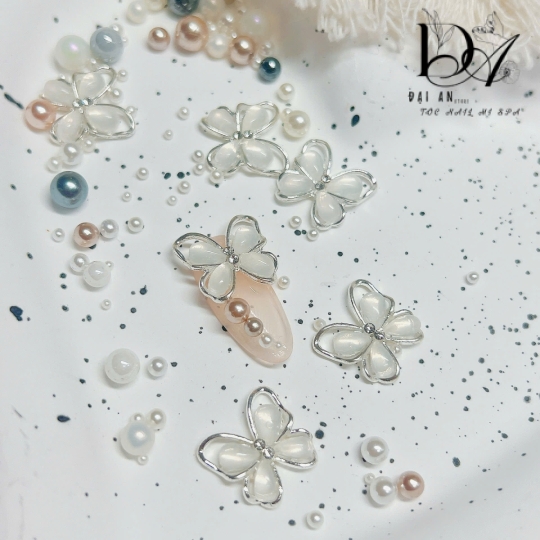 sticker bướm trắng
